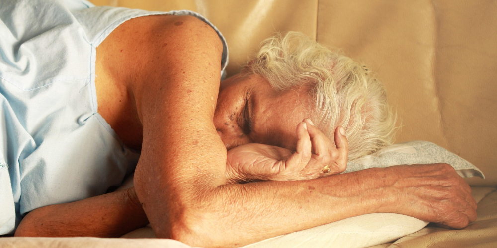 【樂齡健康逆襲】（四）：側睡、趴睡錯了嗎？日本「礒谷式」70年數據揭秘：仰睡才是健康與長壽的唯一正解！